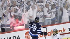 Patrik Laine z týmu Winnipeg Jets se raduje během zápasu proti Las Vegas. Patrik Laine z týmu Winnipeg Jets se raduje během zápasu proti Las Vegas.