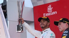Brit Lewis Hamilton (vlevo) pózuje s trofejí pro šampiona Velké ceny Španělska. Brit Lewis Hamilton (vlevo) pózuje s trofejí pro šampiona Velké ceny Španělska.