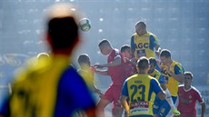 Momentka z prvoligového utkání mezi fotbalisty Teplic (ve lutém) a Brna.