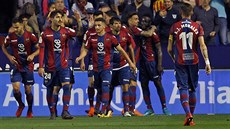 Fotbalisté Levante slaví gól v utkání proti Barceloně. Fotbalisté Levante slaví gól v utkání proti Barceloně.