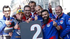 Tým KTM slaví druhé místo eského závodníka Jakuba Kornfeila (druhý zleva) v...