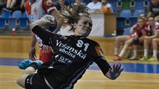 Katarina Kostelná z Mostu pálí na branku pražské Slavie. Katarina Kostelná z Mostu pálí na branku pražské Slavie.