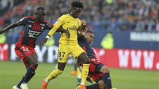 Timothy Weah z PSG (ve žlutém) se snaží vymanit z obklíčení protihráčů z Caen. Timothy Weah z PSG (ve žlutém) se snaží vymanit z obklíčení protihráčů z Caen.