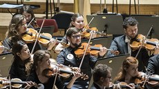 Mezi členy orchestru Royal Concertgebouw zasedli i studenti Pražské... Mezi členy orchestru Royal Concertgebouw zasedli i studenti Pražské...