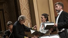 Dirigent John Eliot Gardiner a členové jeho orchestru a sboru při vystoupení na... Dirigent John Eliot Gardiner a členové jeho orchestru a sboru při vystoupení na...