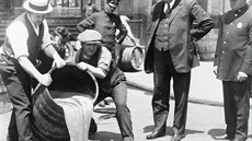 Politik John Raines chtl ctnostný ivot, ovem za pití alkoholu chtl trestat pouze pracující a chudé. Nakonec jeho opatení vedla k povzbuzení prostituce.