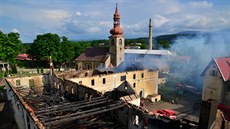 Ve středu v Jindřichovicích pod Smrkem zůstávalo u požáru skladu štěpky a dřeva... Ve středu v Jindřichovicích pod Smrkem zůstávalo u požáru skladu štěpky a dřeva...