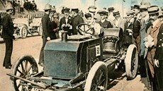 Automobilová závodnice Dorothy Levittová ve voze 80hp Napier na závodním okruhu... Automobilová závodnice Dorothy Levittová ve voze 80hp Napier na závodním okruhu...