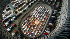 MĚSÍC PŮSTU. Bangladéští muslimové se modlí při začátku svátku Ramadán v... MĚSÍC PŮSTU. Bangladéští muslimové se modlí při začátku svátku Ramadán v...