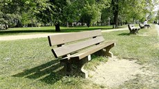 Lavičky jsou teď opravené a nově natřené. Lavičky jsou teď opravené a nově natřené.