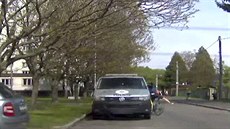 Cyklista v Ostravě narazil do policejního auta Cyklista v Ostravě narazil do policejního auta