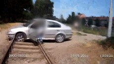 Opilý řidič uvázl s autem na kolejích Opilý řidič uvázl s autem na kolejích