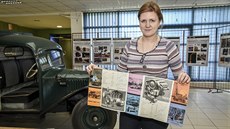 Kurátorka muzea Michaela Bortlová s jedním historickým propagačním materiálem,... Kurátorka muzea Michaela Bortlová s jedním historickým propagačním materiálem,...