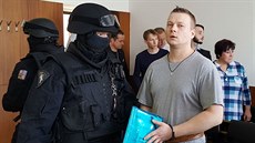 Odsouzený Martin Balhar na začátku soudního líčení. Devatenáct let za mřížemi... Odsouzený Martin Balhar na začátku soudního líčení. Devatenáct let za mřížemi...
