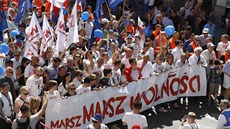Desítky tisíc Poláků se v sobotu v centru Varšavy zúčastnily protivládního... Desítky tisíc Poláků se v sobotu v centru Varšavy zúčastnily protivládního...