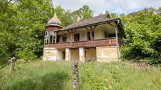 Vila na okraji Blatné, která v minulosti sloužila jako výletní restaurace a... Vila na okraji Blatné, která v minulosti sloužila jako výletní restaurace a...