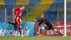 Olomoucký Jakub ezníek pekonává brankáe Zlína Zdeka Zlámala.