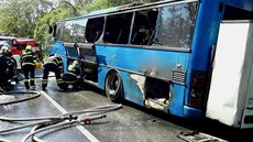 V Dolních Loučkách v neděli shořel autobus vezoucí brněnské děti na školu v... V Dolních Loučkách v neděli shořel autobus vezoucí brněnské děti na školu v...