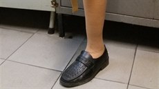 Nožní protéza ležící v křoví poblíž hřiště v Brně zneklidňovala děti i jejich... Nožní protéza ležící v křoví poblíž hřiště v Brně zneklidňovala děti i jejich...