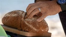 Chleba nakrájejte na plátky jako na bné topinky. 