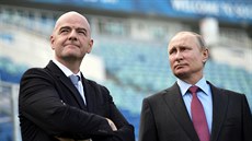 Ruský prezident Vladimír Putin (vpravo) a Gianni Infantino, pedseda...