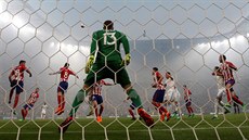 Slovinský gólman Jan Oblak z Atlétika Madrid se pipravuje k zásahu ve finále...