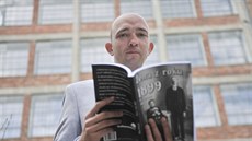 Milan Krčmář a jeho kniha Žena z roku 1899. Milan Krčmář a jeho kniha Žena z roku 1899.