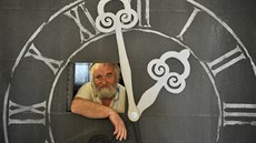 Výstava k filmu Až přijde kocour na telčském zámku. Z okénka repliky věžních... Výstava k filmu Až přijde kocour na telčském zámku. Z okénka repliky věžních...