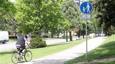 Ve žďárské Dolní ulici už lidé jedoucí na kole po chodníku pokutu nedostanou,... Ve žďárské Dolní ulici už lidé jedoucí na kole po chodníku pokutu nedostanou,...