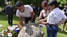 Lidé zapalují svíčky na místě bývalého romského koncentračního tábora v Letech... Lidé zapalují svíčky na místě bývalého romského koncentračního tábora v Letech...