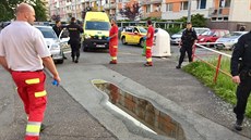 Oznamovatel viděl na ulici v Hradci Králové ležet nehybnou postavu. Záchranka a... Oznamovatel viděl na ulici v Hradci Králové ležet nehybnou postavu. Záchranka a...
