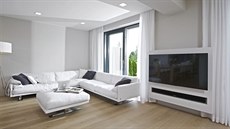 Oblibu bílé prozrazuje i obývací pokoj s dominantní rohovou sedací soupravou....