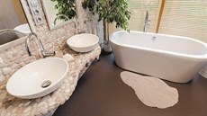 Podlahu v koupeln tvoí marmoleum, pírodní linoleum, které vzniká mícháním...
