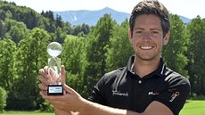 Francouzský golfista Richard Jouven pózuje s trofejí pro vítěze turnaje ze... Francouzský golfista Richard Jouven pózuje s trofejí pro vítěze turnaje ze...