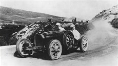 Eliška Junková na trati Targa Florio v roce 1928. Dlouho útočila na první... Eliška Junková na trati Targa Florio v roce 1928. Dlouho útočila na první...