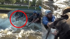 Reporér iDNES.tv usedl do raftu s mistry světa. Skončilo to dramaticky. Reporér iDNES.tv usedl do raftu s mistry světa. Skončilo to dramaticky.
