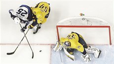 Paul Stastny (vlevo) z Winnipegu překonává nashvillského gólmana Pekku Rinneho,... Paul Stastny (vlevo) z Winnipegu překonává nashvillského gólmana Pekku Rinneho,...