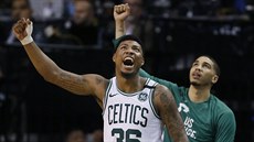 Marcus Smart (vlevo) a Jayson Tatum oslavují trefu Bostonu. Marcus Smart (vlevo) a Jayson Tatum oslavují trefu Bostonu.