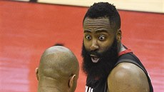 James Harden (vpravo) debatuje s houstonským spoluhráčem P. J. Tuckerem. James Harden (vpravo) debatuje s houstonským spoluhráčem P. J. Tuckerem.