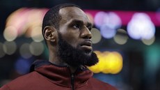 LeBron James z Clevelandu před zápasem s Bostonem. LeBron James z Clevelandu před zápasem s Bostonem.