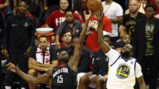 Clint Capela (vlevo) z Houstonu a Draymond Green z Golden State v souboji na...