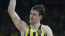 Jan Veselý slaví postup Fenerbahce do finále Euroligy.