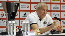 Srbský trenér Željko Obradovič na tiskové konferenci před finále Euroligy mezi... Srbský trenér Željko Obradovič na tiskové konferenci před finále Euroligy mezi...