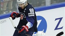 Americký kapitán Patrick Kane se raduje z gólu proti Česku. Vpravo přijíždí... Americký kapitán Patrick Kane se raduje z gólu proti Česku. Vpravo přijíždí...