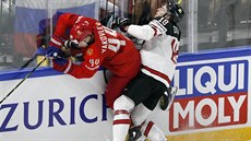 Ruský obránce Jegor Jakovlev (v červeném, číslo 44) v osobním souboji s... Ruský obránce Jegor Jakovlev (v červeném, číslo 44) v osobním souboji s...