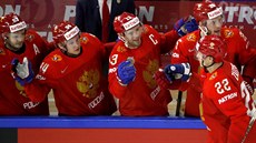 Ruský hokejista Nikita Zajcev (íslo 22) slaví gól proti Kanad. Gratuluje mu i...