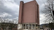 Pohled na železobetonový zásobník sila v Děčíně před odstřelem. Pohled na železobetonový zásobník sila v Děčíně před odstřelem.