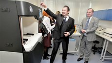 Rektor Univerzity Karlovy Tomáš Zima (vpravo) si v Biomedicínském centru... Rektor Univerzity Karlovy Tomáš Zima (vpravo) si v Biomedicínském centru...