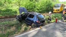 Čtyřiadvacetiletá řidička peugeotu se při vyhýbání nákladnímu vozidlu přetočila... Čtyřiadvacetiletá řidička peugeotu se při vyhýbání nákladnímu vozidlu přetočila...