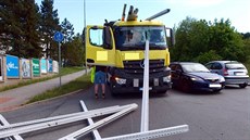Železný profil řidiči propíchl čelní sklo. Nehoda se obešla bez zranění. (15.... Železný profil řidiči propíchl čelní sklo. Nehoda se obešla bez zranění. (15....